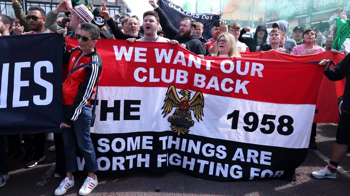 Carrick Backs Glazers Amid Fan Protests at Manchester United