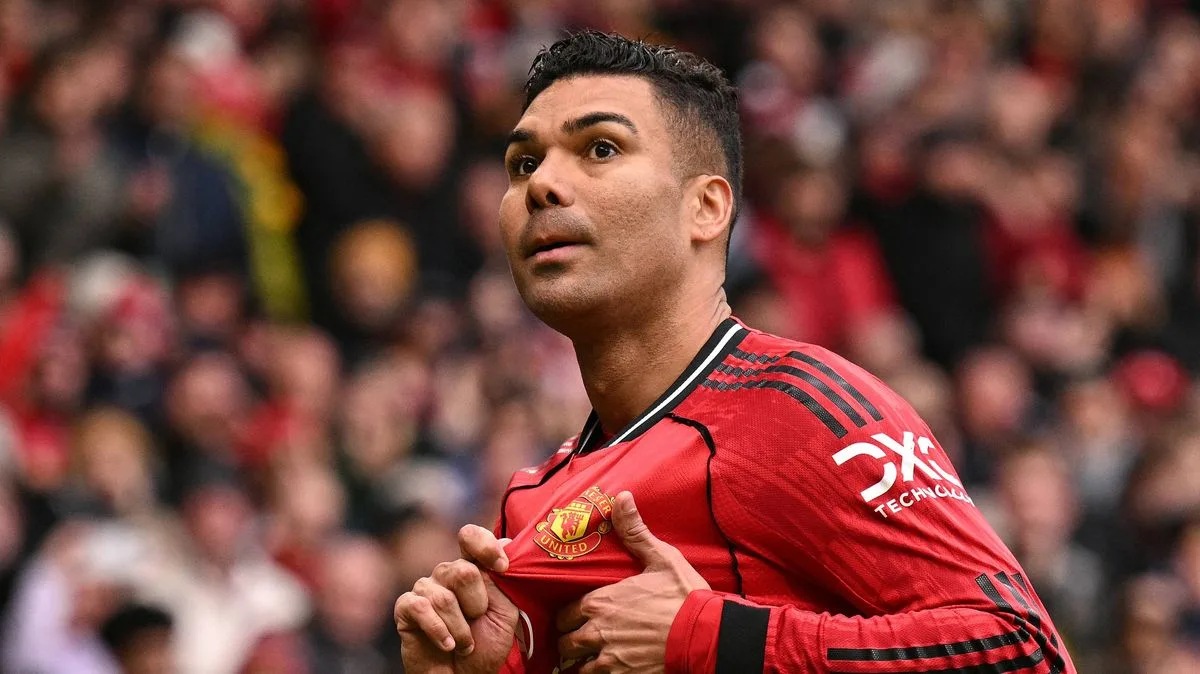 Casemiro's Wife Cries Over Man Utd Fan Chants for Stay