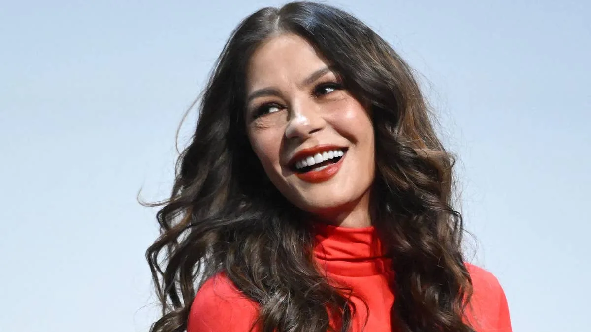 Catherine Zeta-Jones waves flag at Las Vegas Grand Prix