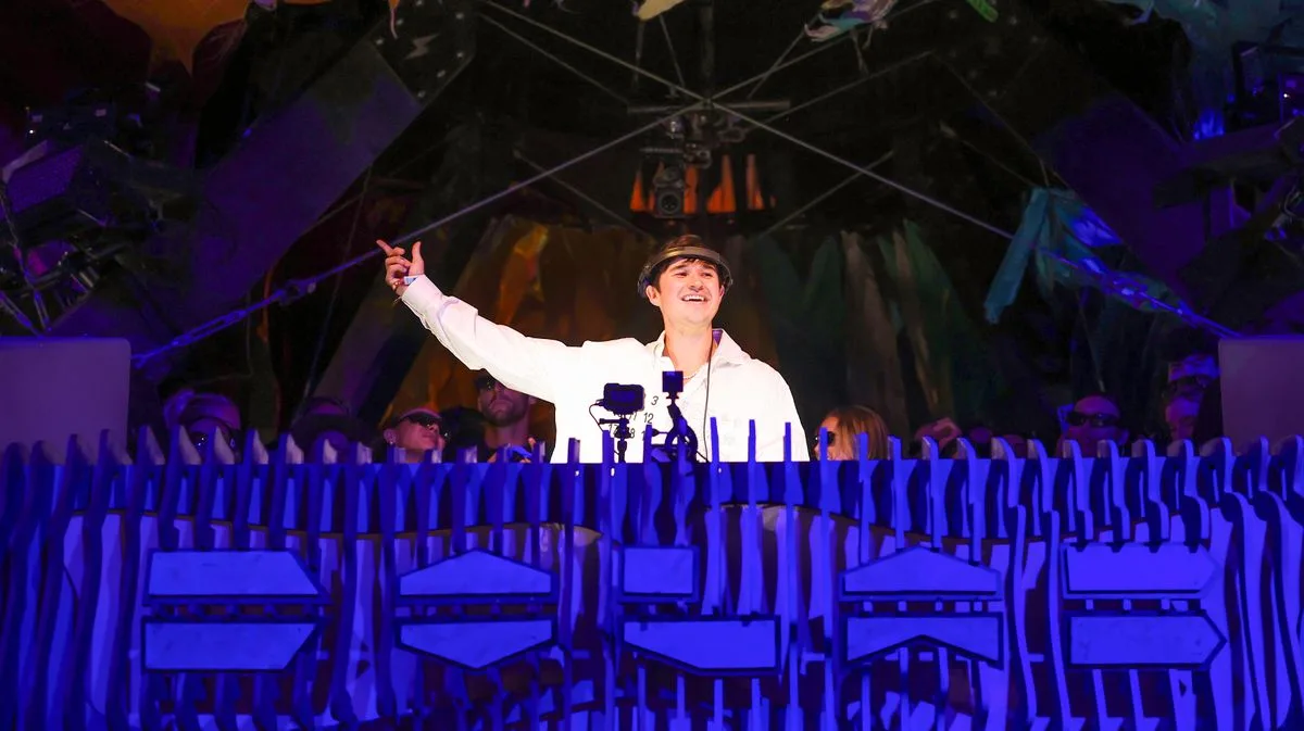 Coachella Light Fixture Falls, Injures Festivalgoer