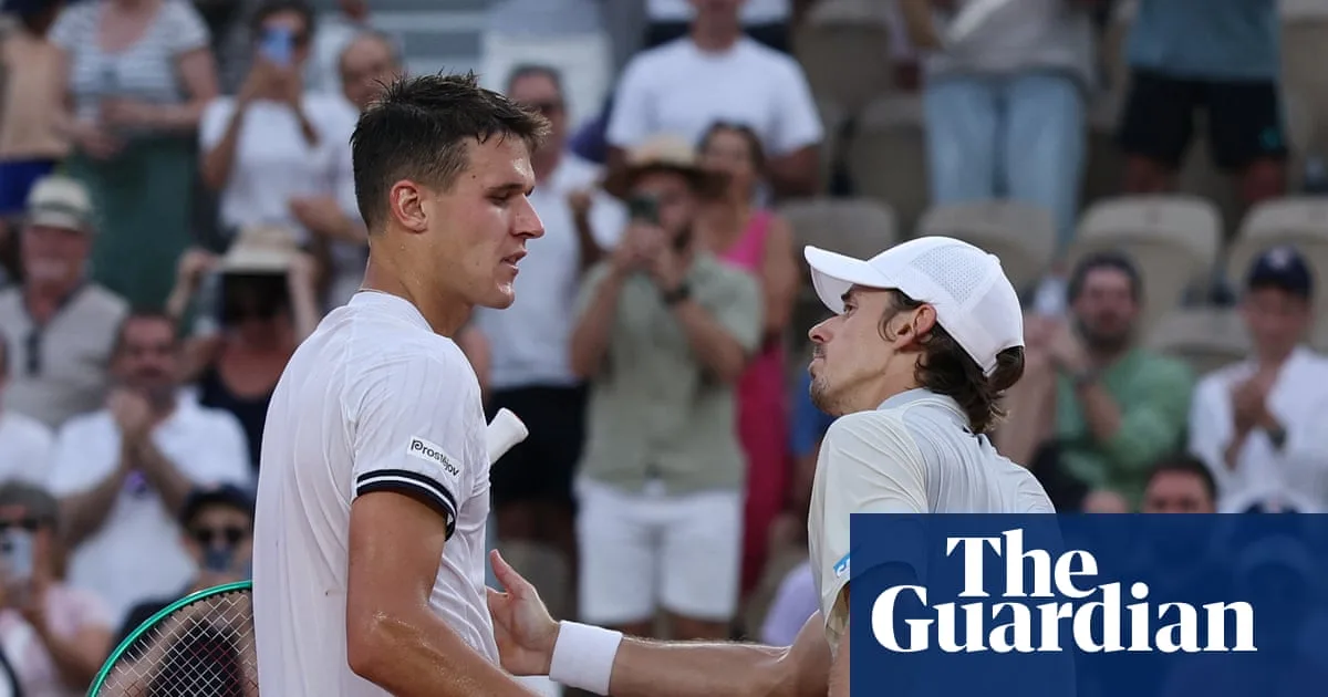 De Minaur Crashes Out of French Open After Stunning Collapse Against Mensik