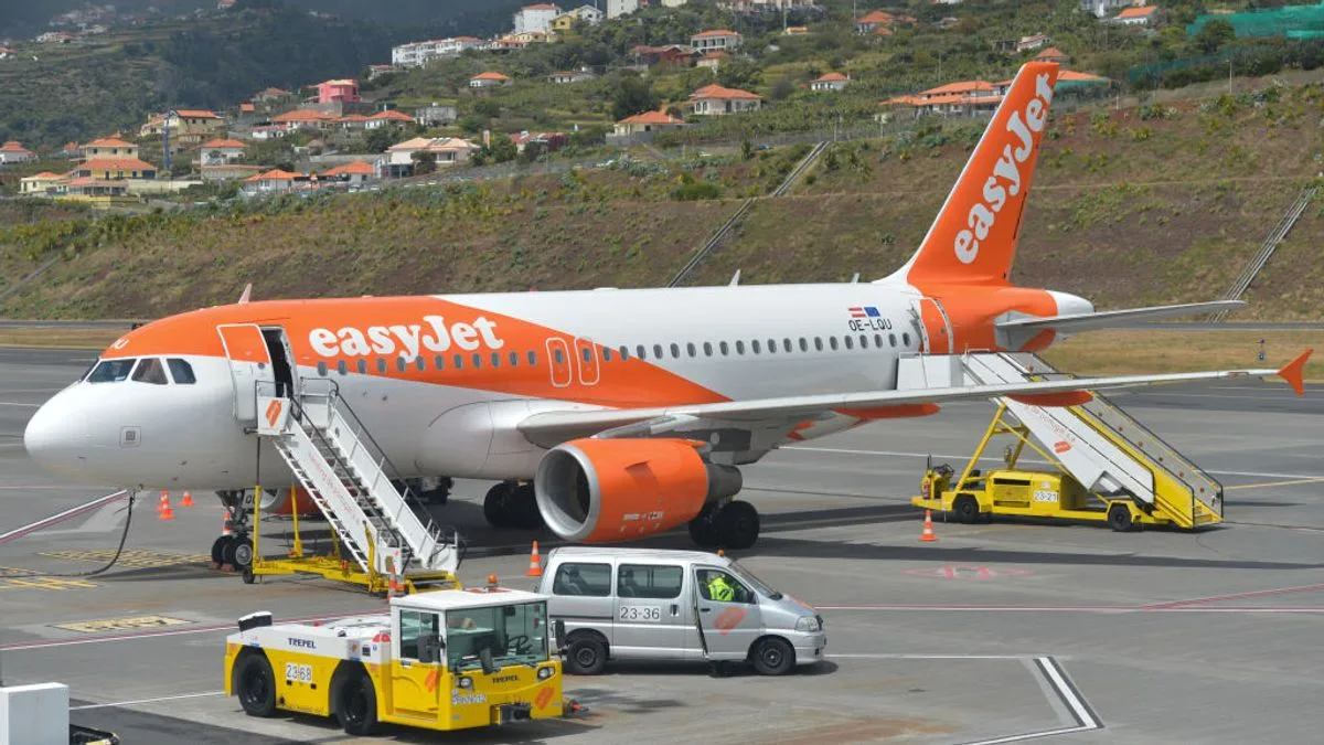 EasyJet Passengers Advised to Cover Nose and Mouth on Madeira Flights