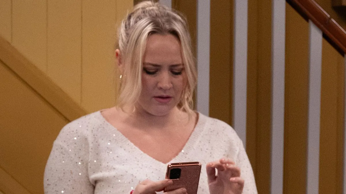 Emmerdale fans 'solve' Tracy Robinson's secret as she faces financial struggles
