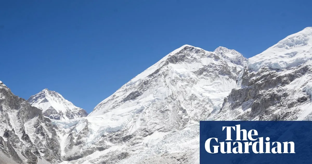 Everest Snowstorm Traps Hundreds of Trekkers in Tibet