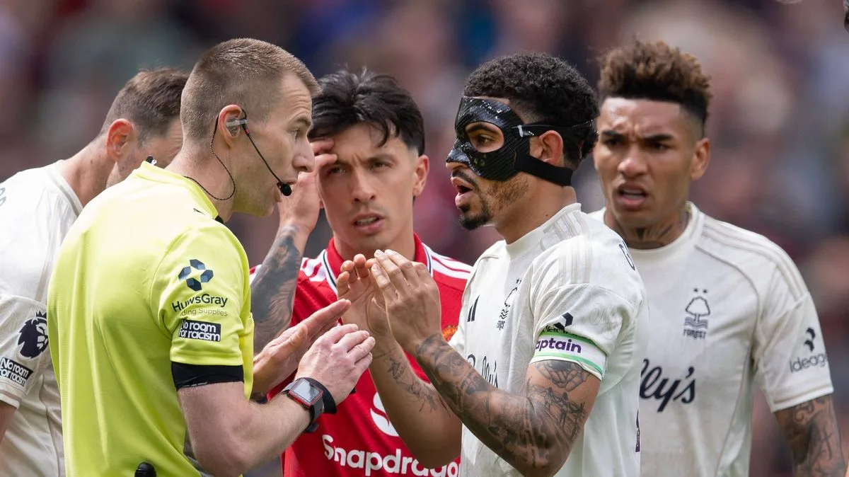 Ex Referee Insists Man Utd Goal Vs Forest Should Have Been Disallowed