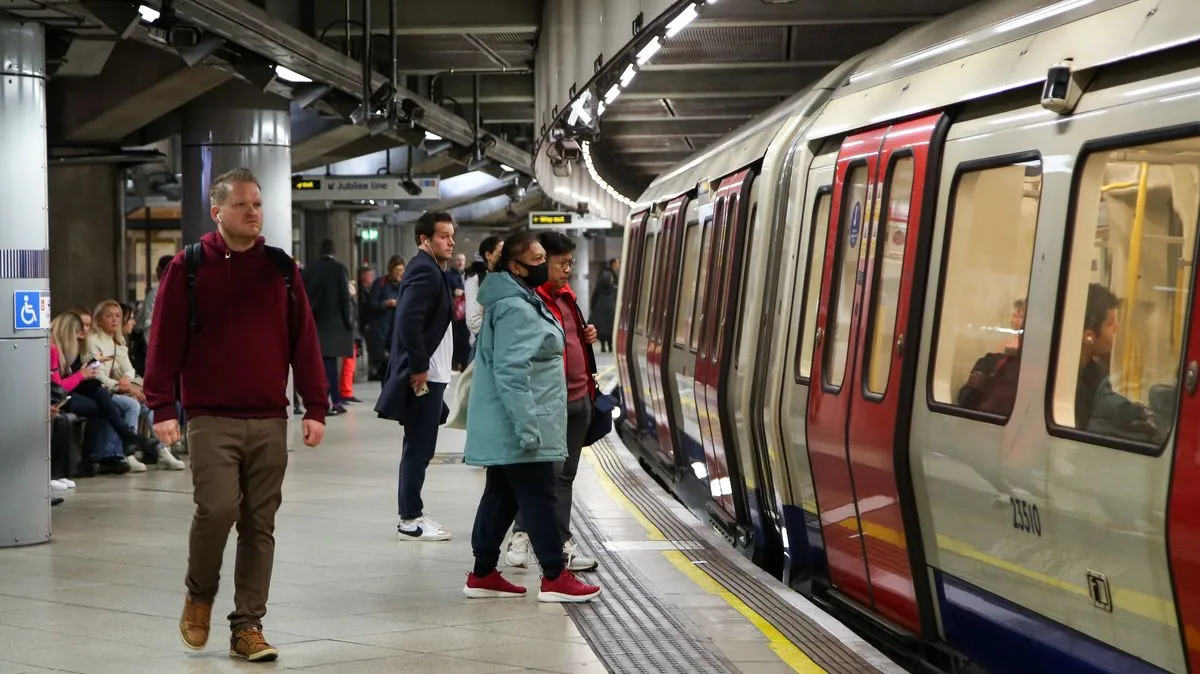 Tube Driver Warns of Fake Ticket Inspectors Scamming Commuters