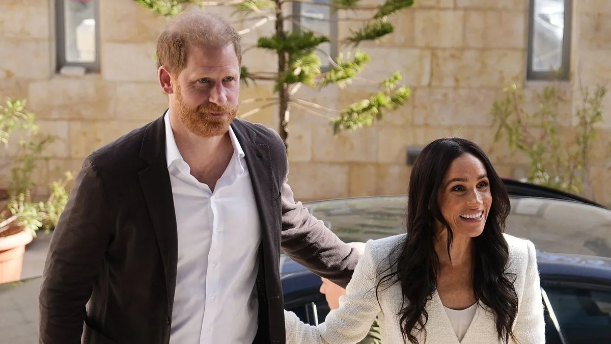 Mirror Readers Debate King Charles' Potential Balmoral Invitation to Harry and Meghan