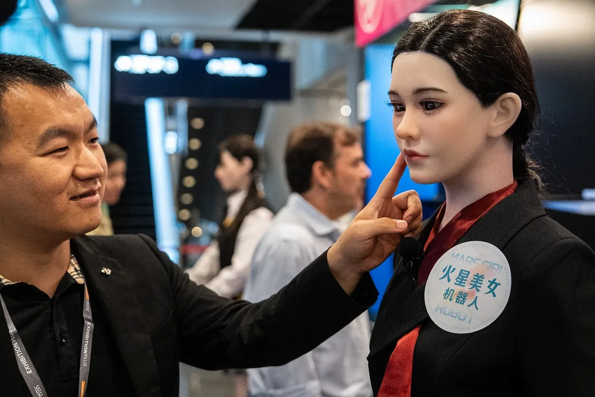 Humanoid Robots Show Off Boxing and Service Skills at Hong Kong Exhibition