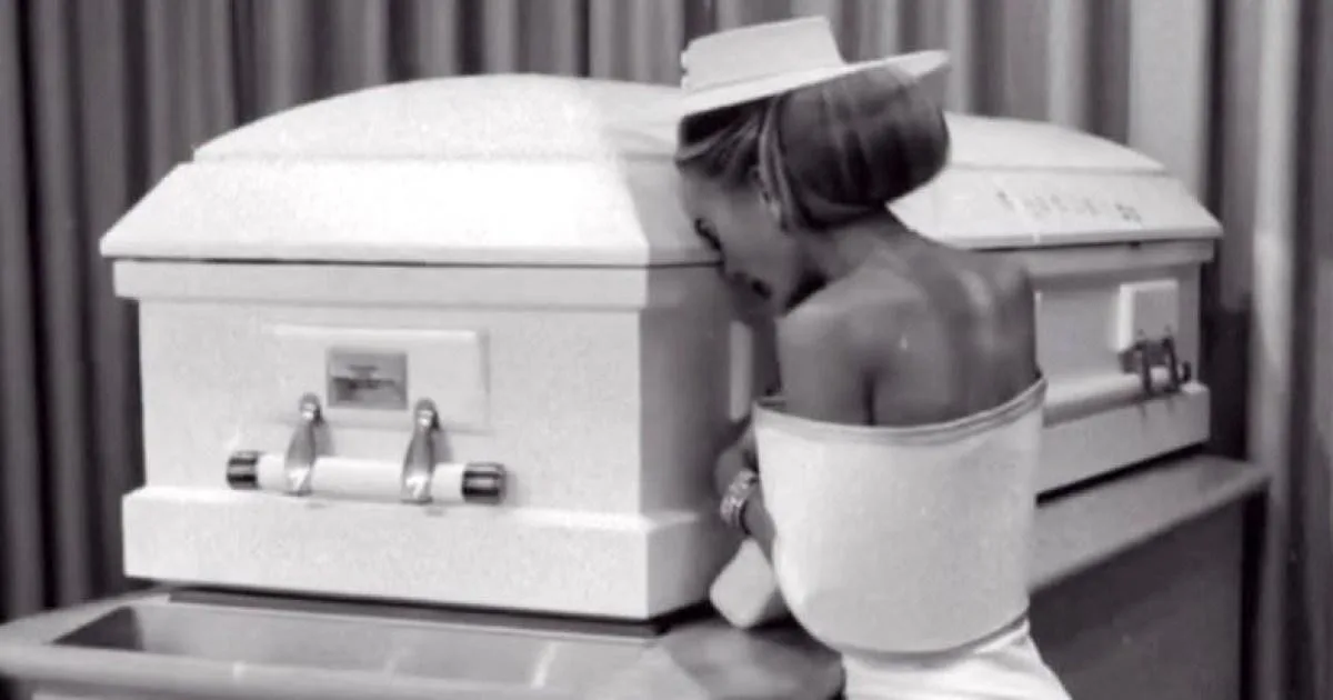 Influencer Mum Criticised for Posting Funeral Photo of Bullied Daughter