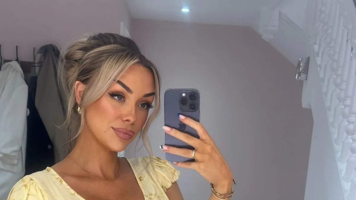 Influencer Georgia Pitt Trolled Over Six-Week Pregnancy Belly