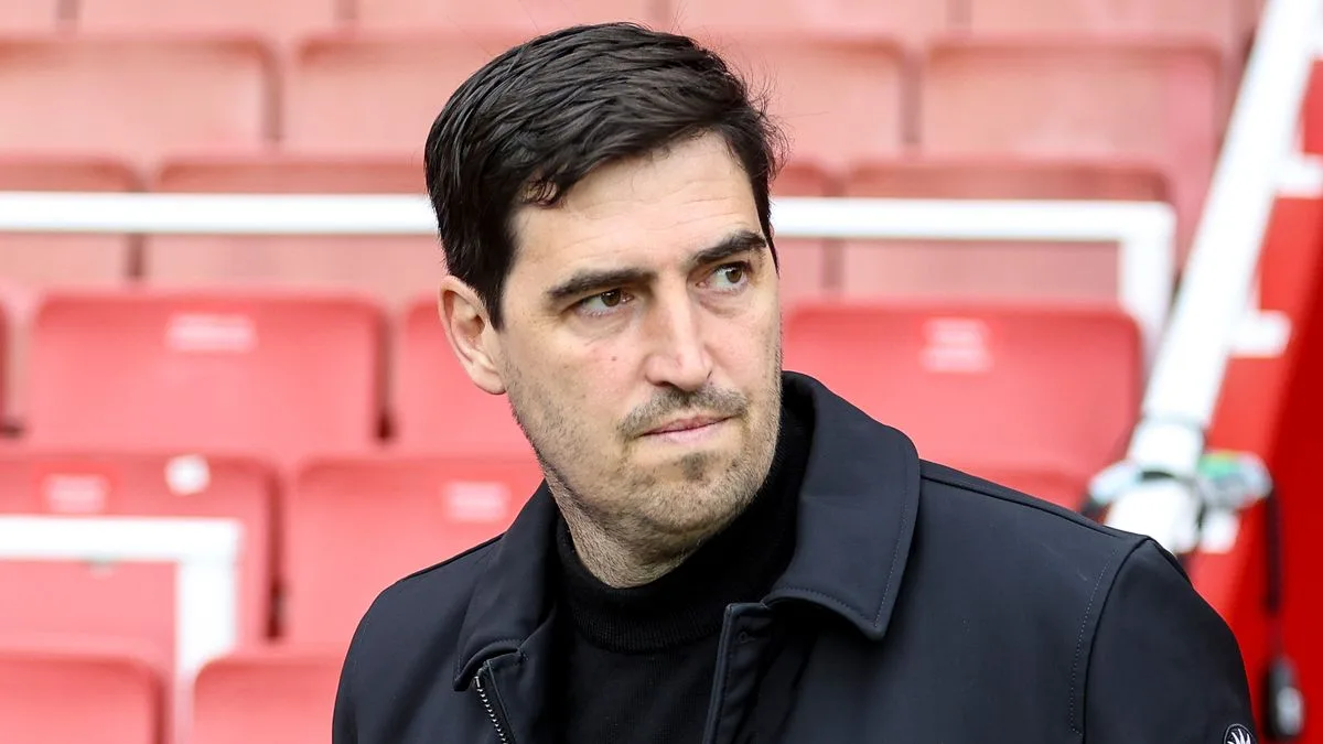 Andoni Iraola Arrives in Liverpool, Faces Three Key Issues