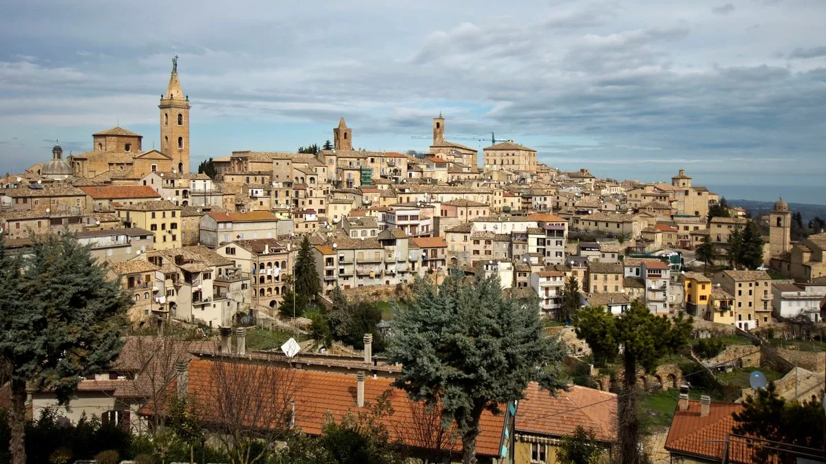 Italy's Narrowest Alley: 43cm Passage in Hilltop Village