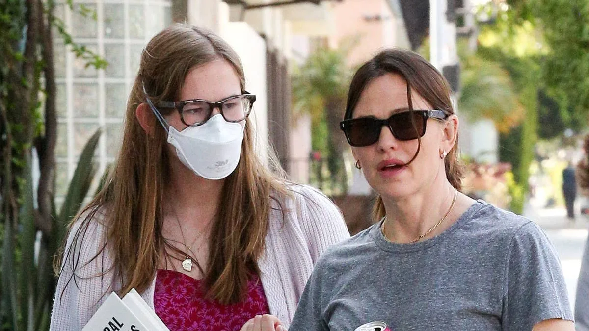 Jennifer Garner's Daughter Violet Affleck Spotted Smiling on Mobility Scooter After Injury