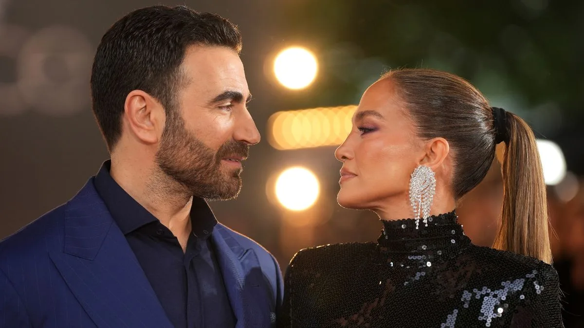Jennifer Lopez and Brett Goldstein's Romance 'Just for the Cameras,' Says Expert