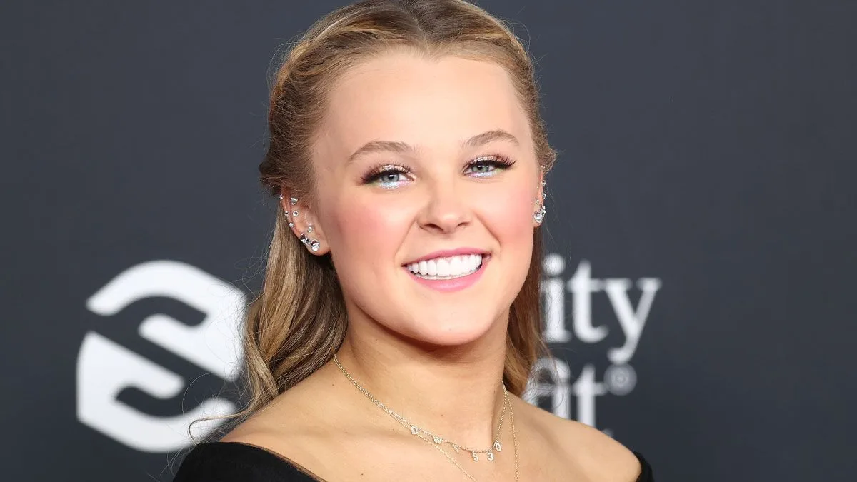 JoJo Siwa Dons Heels for First Time at AMAs After Dramatic Makeover