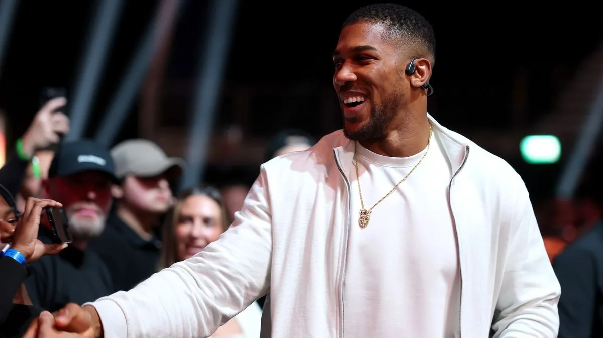 Joshua Attends Chisora vs Wilder Fight in First Public Appearance Since Fatal Crash