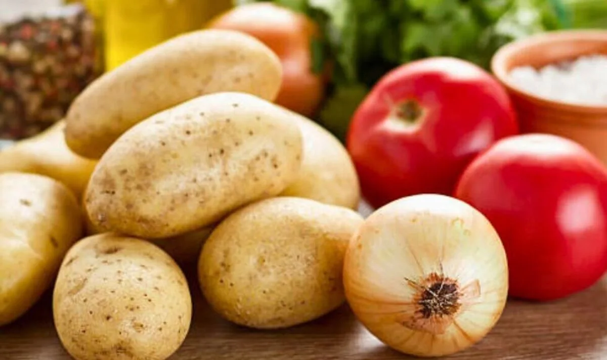 Keep Potatoes Fresh For Months With Simple Apple Hack