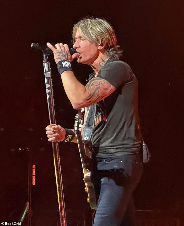 Keith Urban Ditches Wedding Ring in First Performance Since Nicole Kidman Divorce