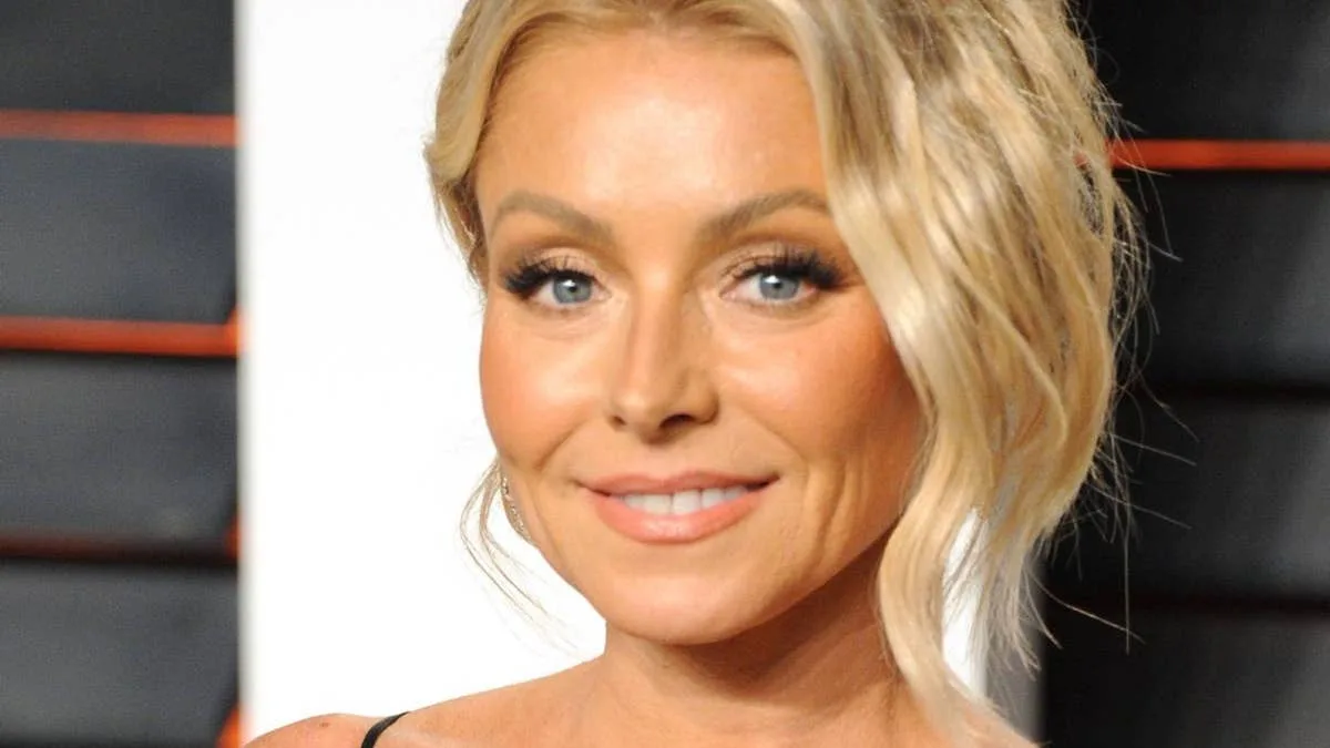 Kelly Ripa Shows Off Toned Abs After Workout with Trainer Anna Kaiser