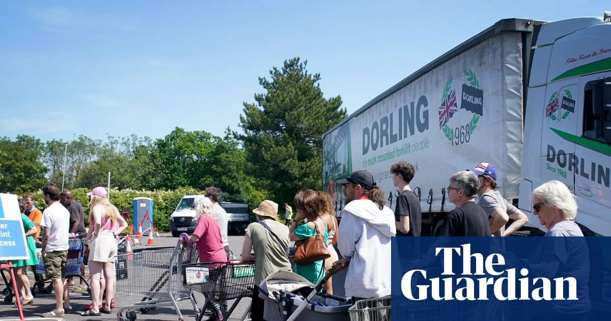 Kent Residents Queue For Water In 32c Heat