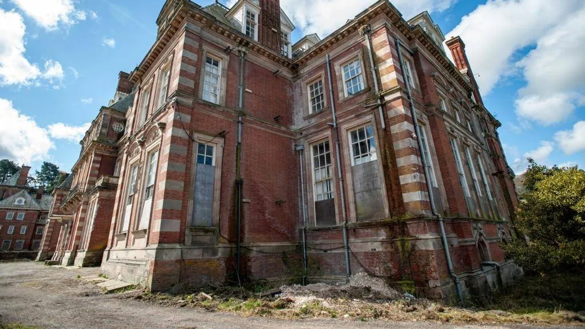 Eerie Abandoned 122-Room 'Welsh Versailles' Mansion Frozen in Time
