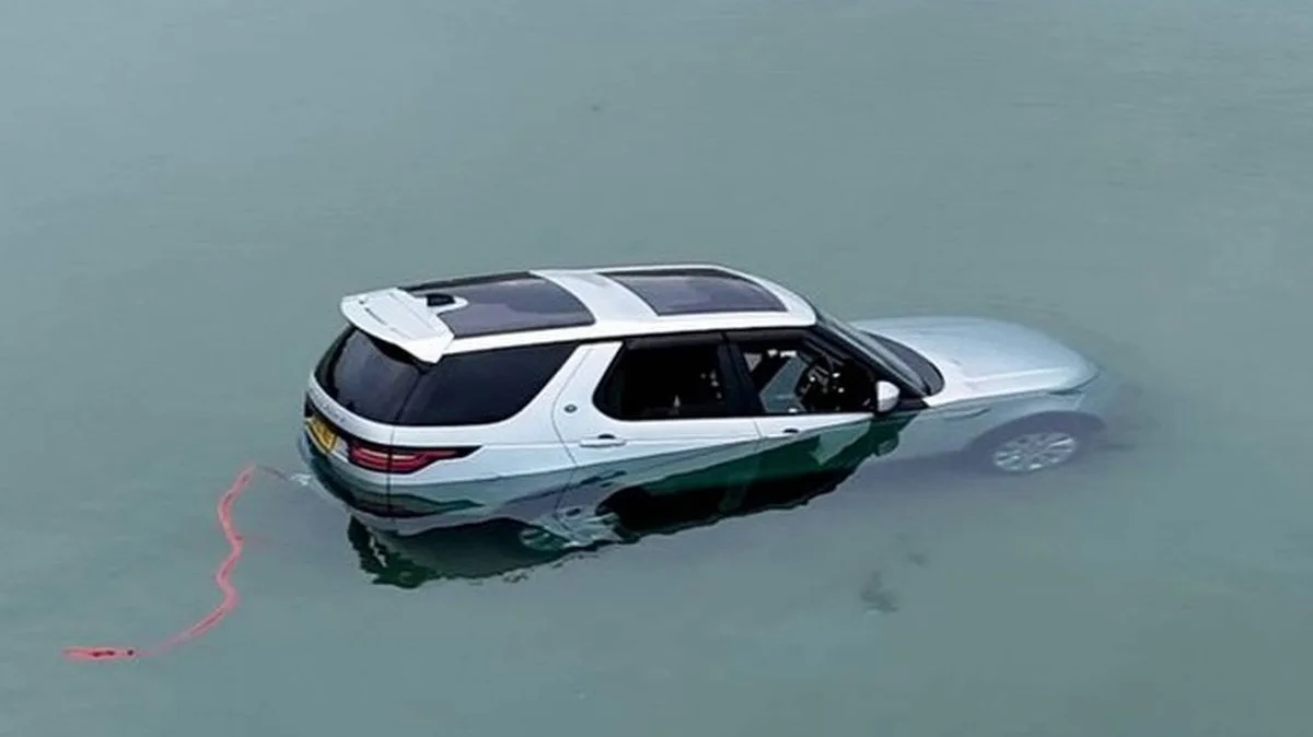 £80,000 Land Rover Discovery Submerged by Tide on Welsh Beach