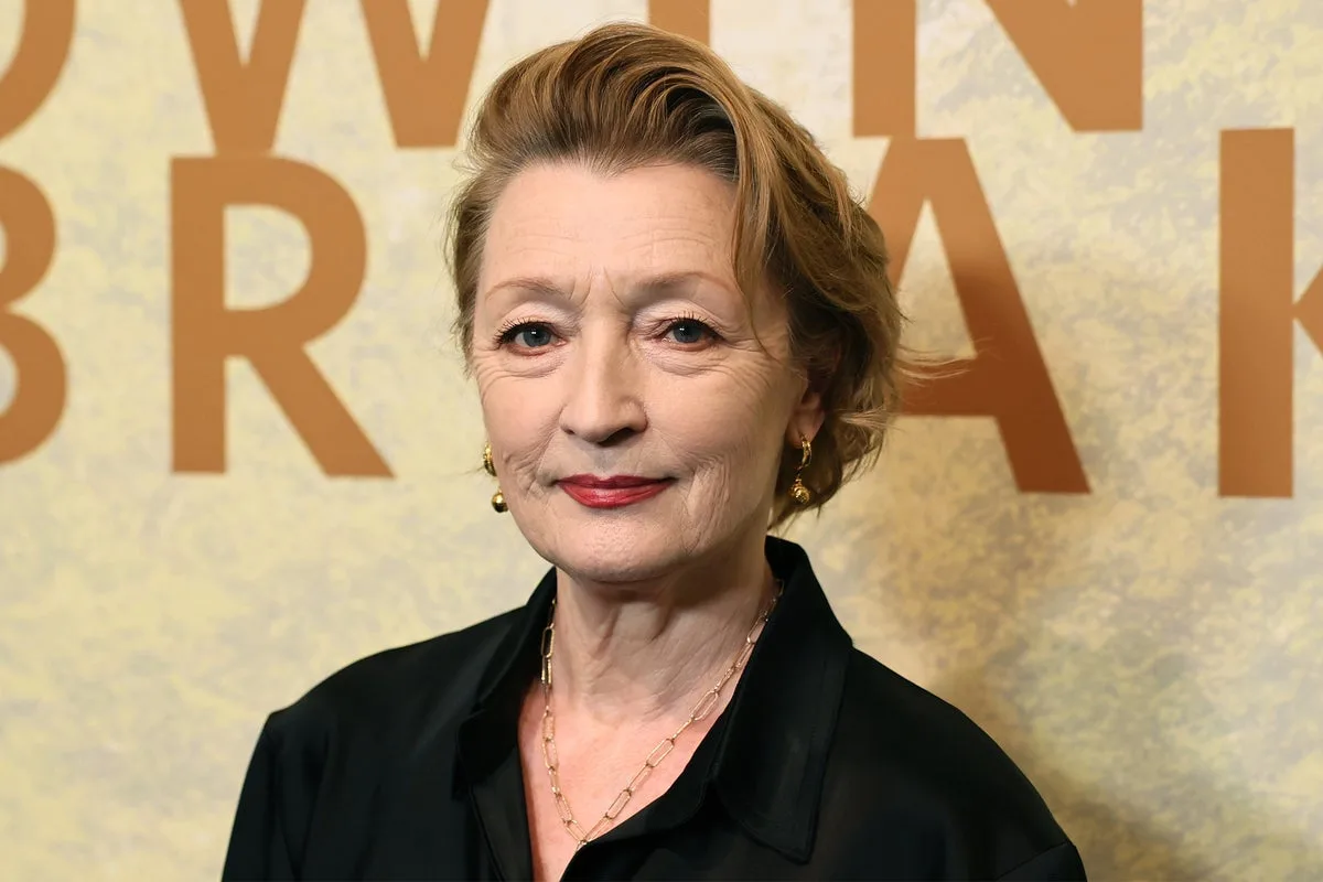 Lesley Manville criticises theatregoers for taking photos during curtain calls