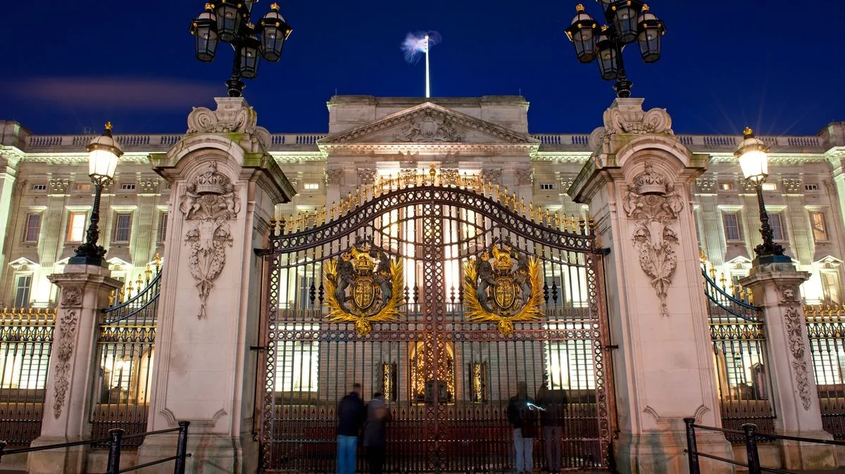 Buckingham Palace Seeks Live-In Kitchen Porter, No Experience Required