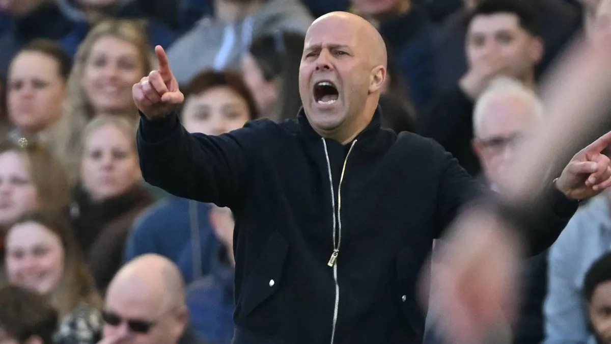 Liverpool Warned Off Van de Ven as Bayern Chief Questions Isak Fee