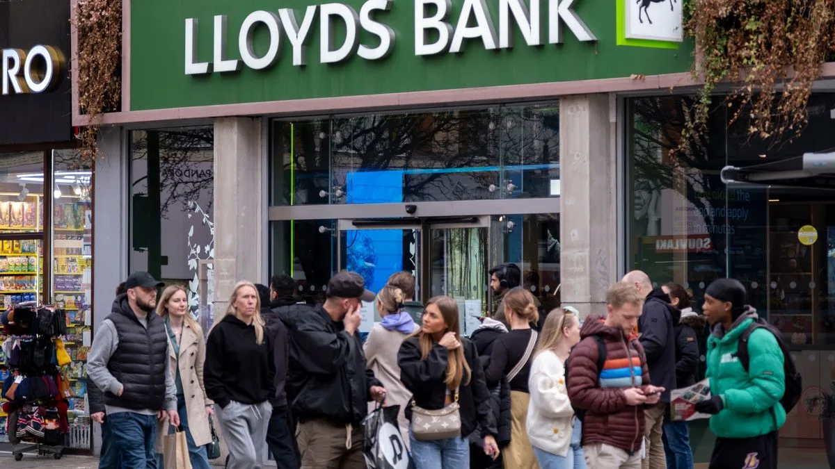 Lloyds Banking Group Ends Post Office Cheque Cashing Service
