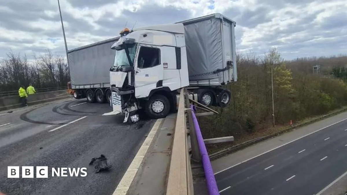 M25 Shut After Lorry Smashes Into Bridge, Causing Huge Queues