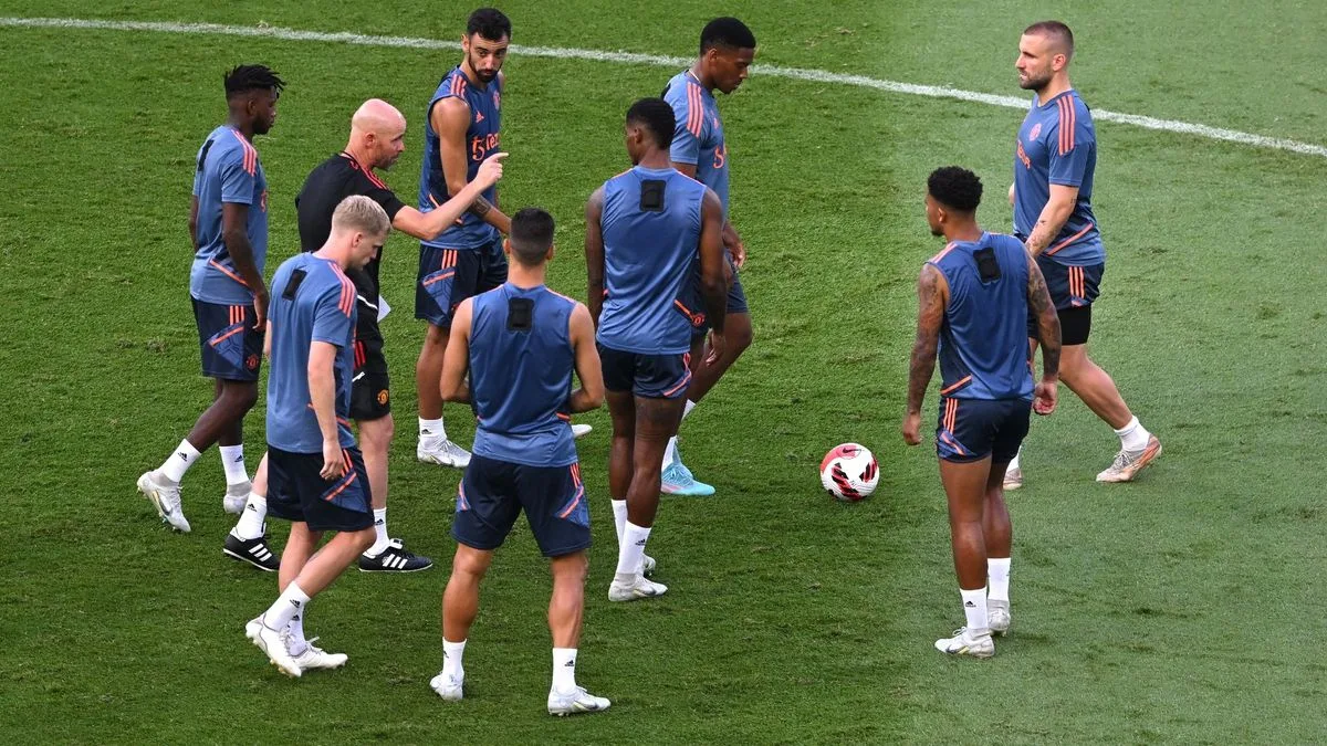 Man Utd Players Banned from Phones at Meals Under Ten Hag's Strict Dress Code