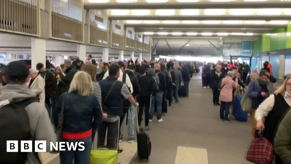 Manchester Airport Apologises After Two-Hour Security Queue Warning