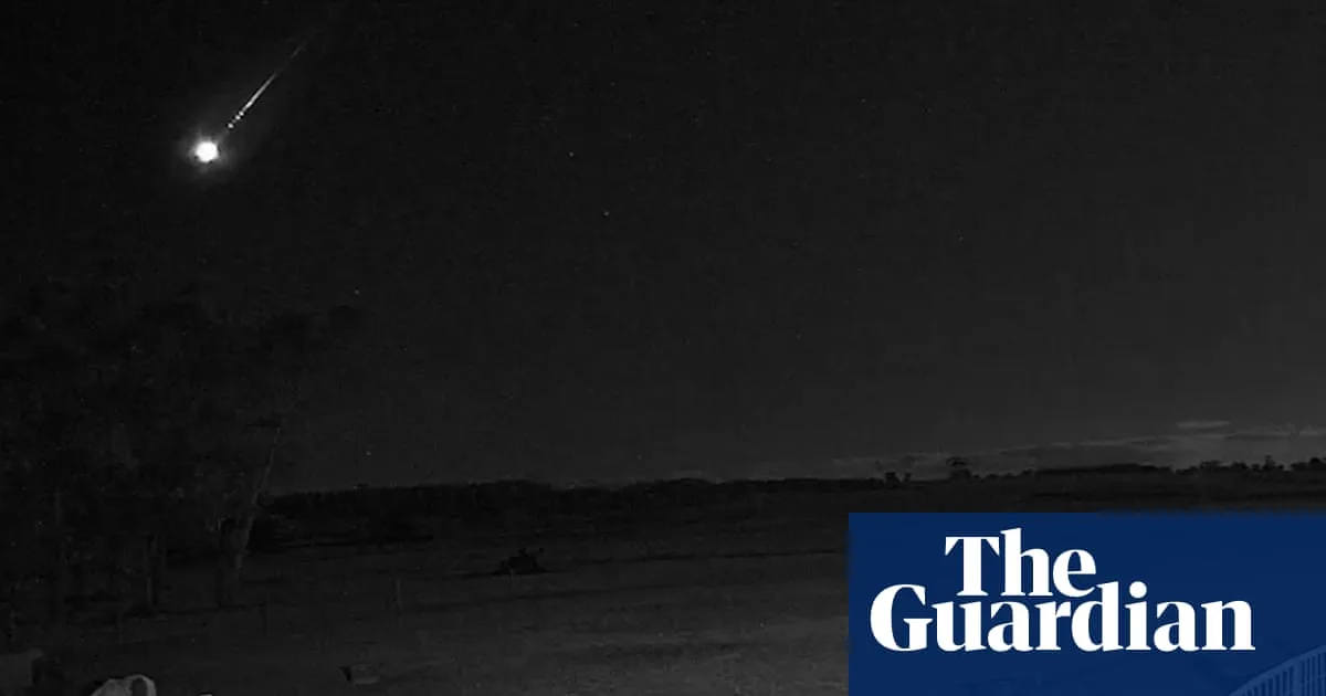 Blazing Meteor Lights Up Central Victoria Sky