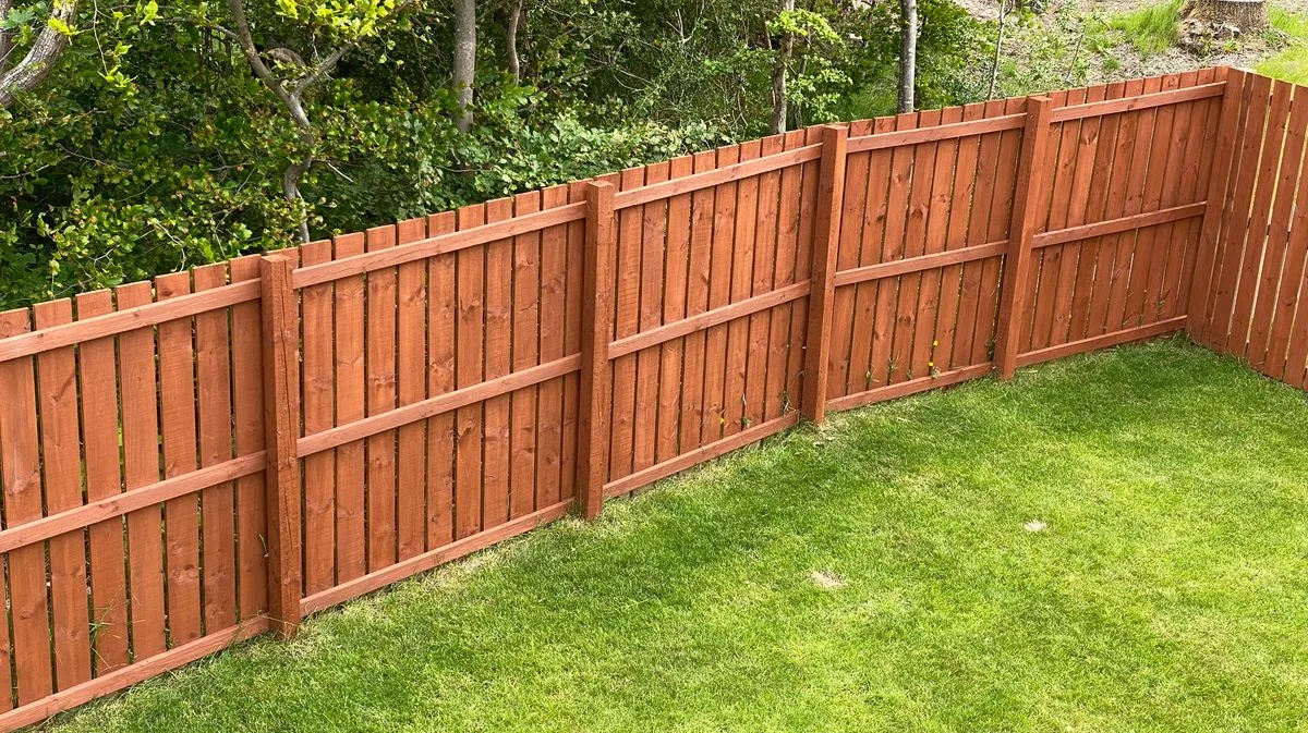Neighbour Steals Parts of Garden Daily to Sell Home, Homeowner Fumes