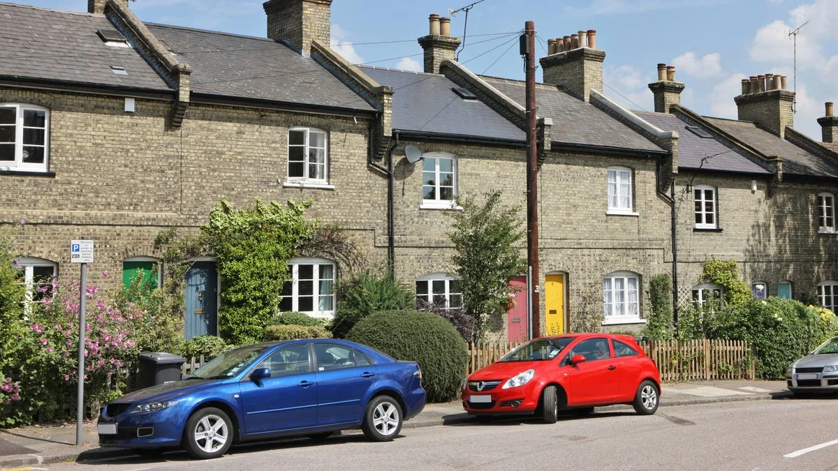 'Pathetic' neighbours use two-car system to hog roadside parking spot