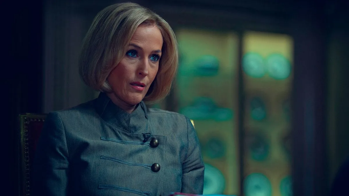 Gillian Anderson Reveals Green Screen Used for Buckingham Palace in Netflix's Scoop