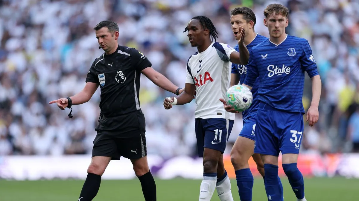 Gary Neville Fumes Over Tottenham vs Everton Half-Time Delay
