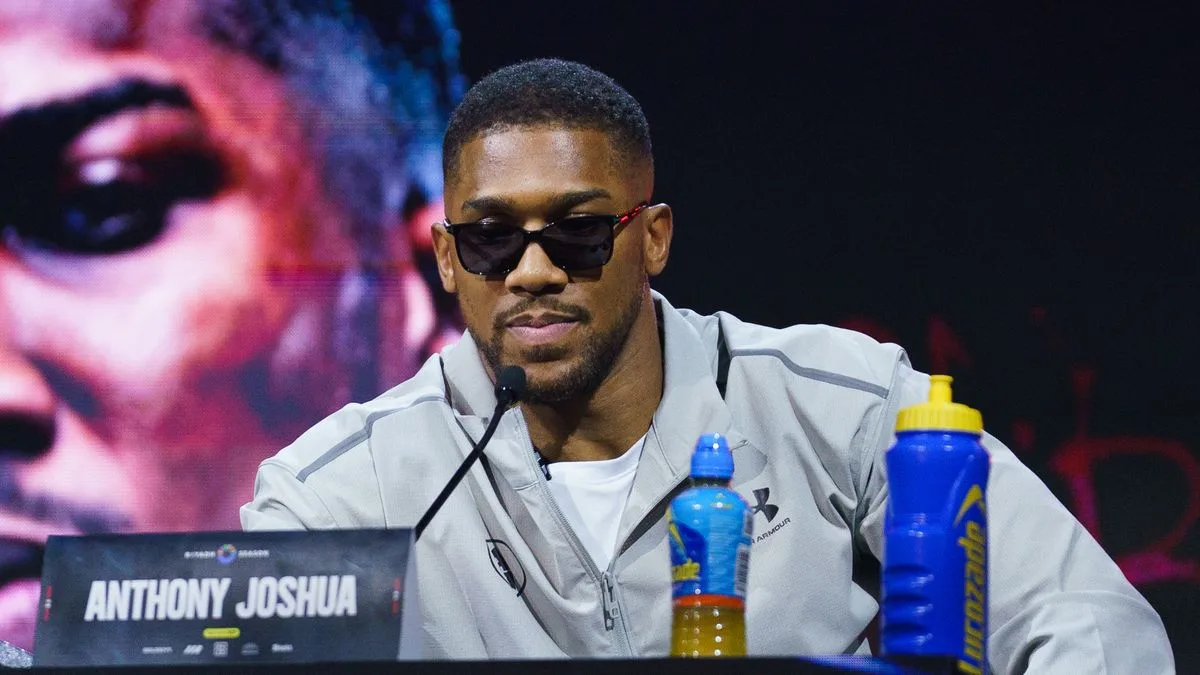 Anthony Joshua Slams Tyson Fury as 'D***-Rider' Over Dubois Comments