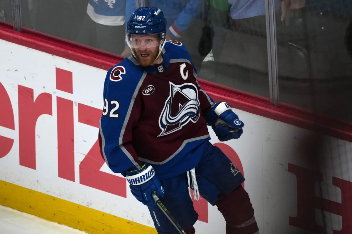 NHL Star Landeskog Uses AI Sensors to Manage Knee Injury