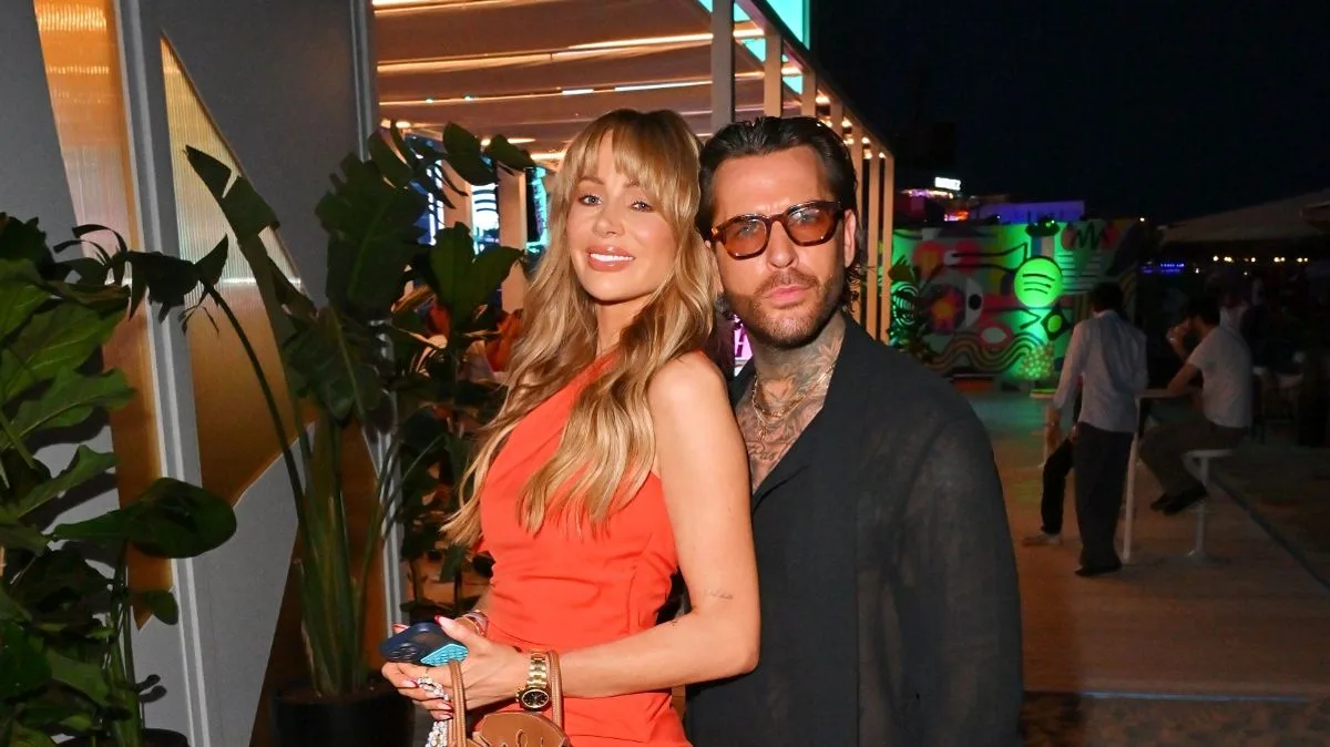 Olivia Attwood Confirms Pete Wicks Romance with Phone Screensaver