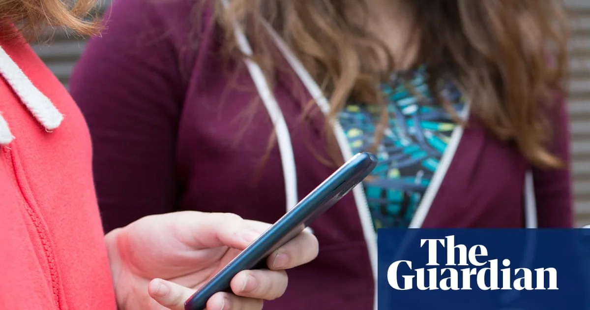One in 10 UK Girls Threatened With Nude Photo Sharing, Charity Warns
