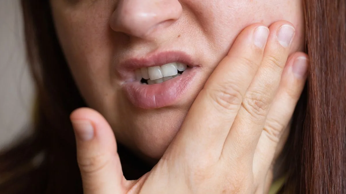 Dentist Warns of Oral Cancer Signs That Appear Without Opening Mouth