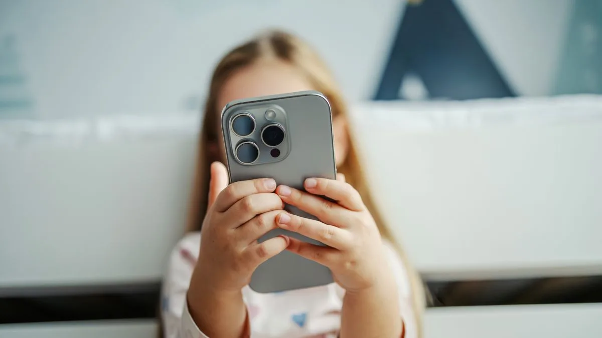 Social Media 'Ranks Alongside Smoking' for Children's Health, Doctors Warn