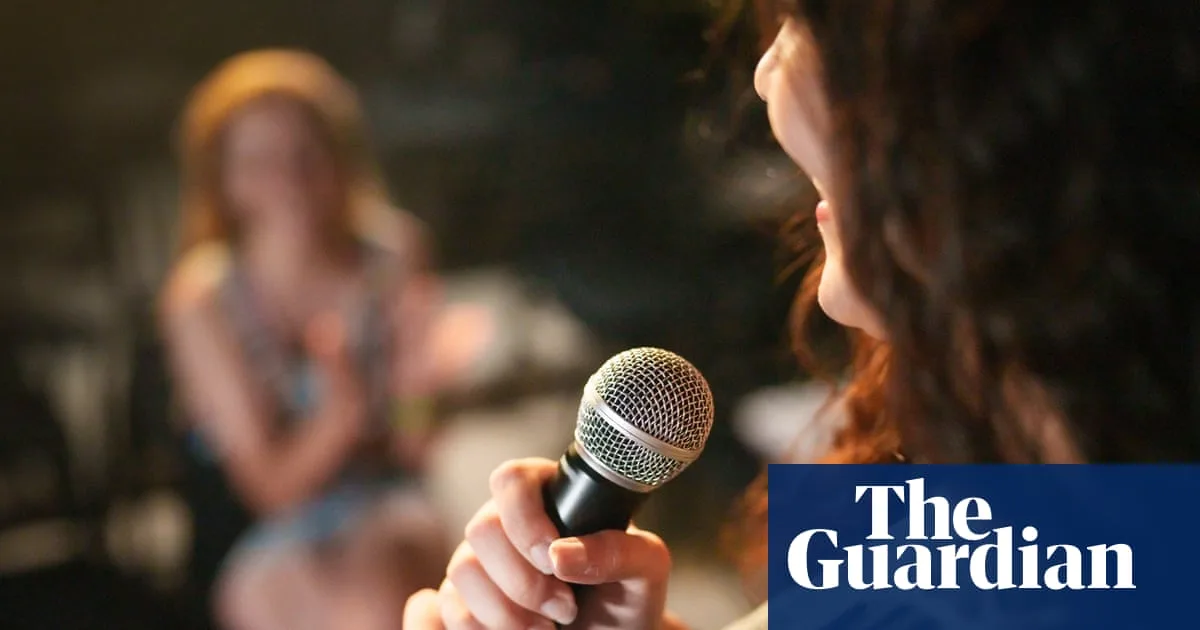 Microphones Weaken Actors' Voices, Warns Playwright