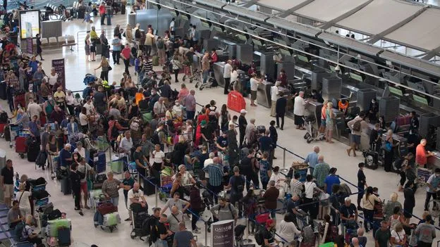 Iran Conflict Disrupts Middle East Travel, Strands Thousands in Dubai
