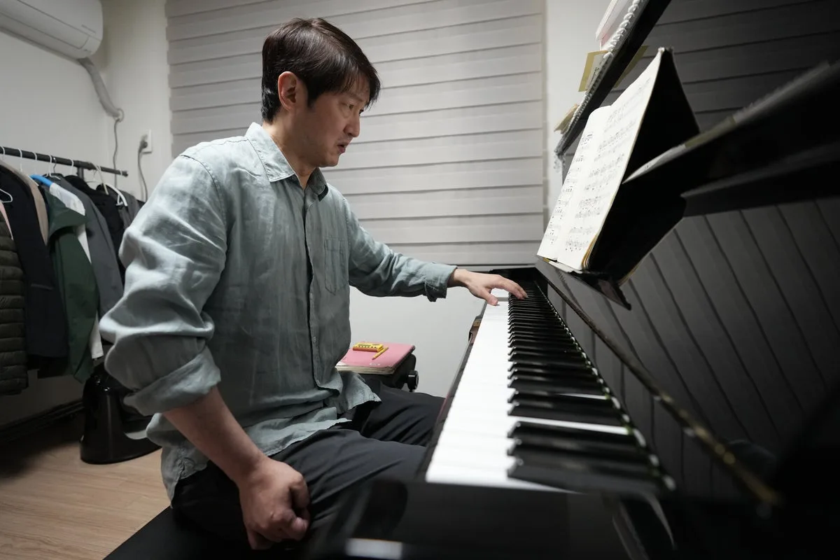 Pianist Lee Hun's Journey From Stroke to One-Handed Performance