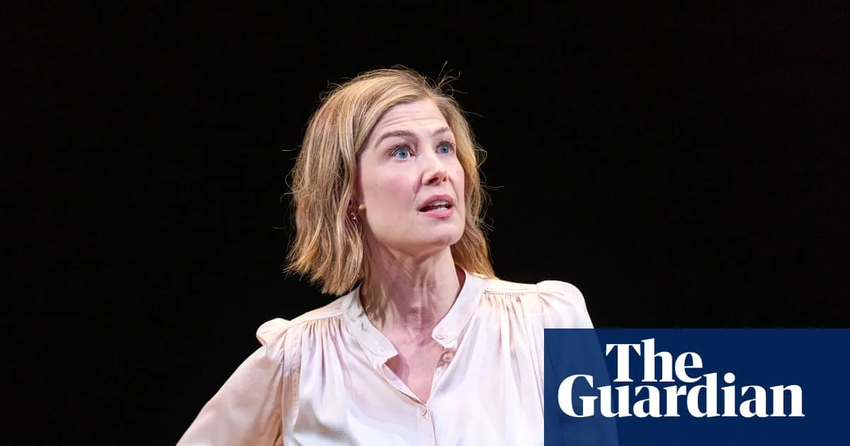 Rosamund Pike Calls Out Audience Member for Texting During West End Performance