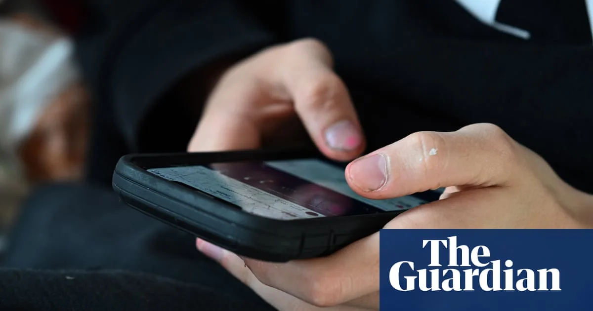 Police Chiefs Call for Social Media Ban for Under-16s