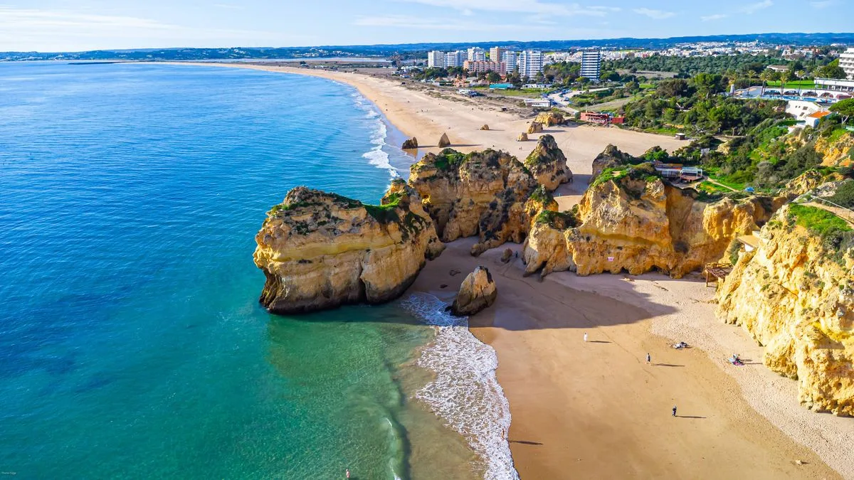 Brits Warned Over Stolen Tile Crisis in Portugal